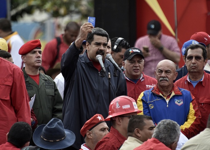 El presidente de la República Bolivariana de Venezuela muestra la Constitución el Primero de Mayo. (Carlos BECERRA-AFP PHOTO)