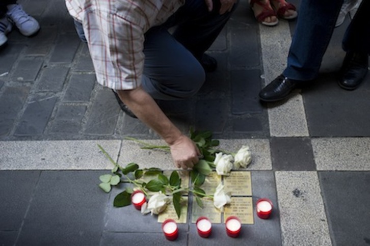 Adoquines en recuerdo de fusilados del 36 colocados anteriormente. (Iñigo URIZ/ARGAZKI PRESS)