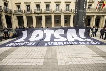 Concentración de Sortu ante la sede del PP en Iruñea. (Idoia ZABALETA/ARGAZKI PRESS)
