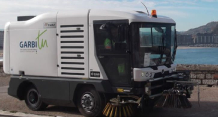 Un vehículo del servicio de limpieza de Donostia, con el lema Garbitu. (Donostia.eus)