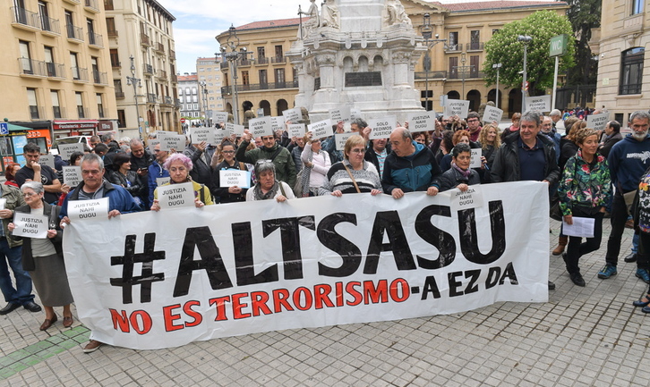 Concentración de familiares de los jóvenes de Altsasu junto a agentes educativos hace semanas. (Idoia ZABALETA-ARGAZKI PRESS)