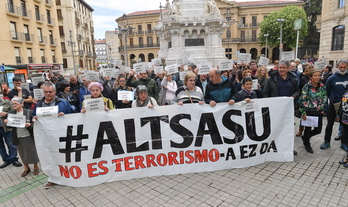 Concentración de familiares de los jóvenes de Altsasu junto a agentes educativos. (Idoia ZABALETA-ARGAZKI PRESS)