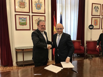 Azpiazu y Montoro sellan su acuerdo en torno al Cupo. (IREKIA.EUS) 