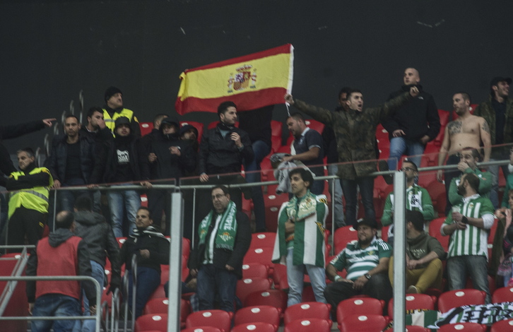 Los aficionados del Betis en San Mamés. (Marisol RAMIREZ / ARGAZKI PRESS)