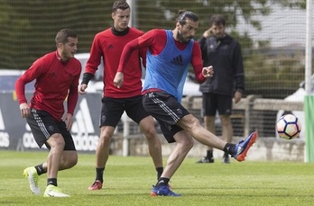 Un momento del entrenamiento de la plantilla rojilla en Tajonar. (OSASUNA)