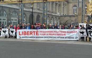 Joan den ostiralean Parisen epaiketaren kontra egin zuten elkarretaratzea.