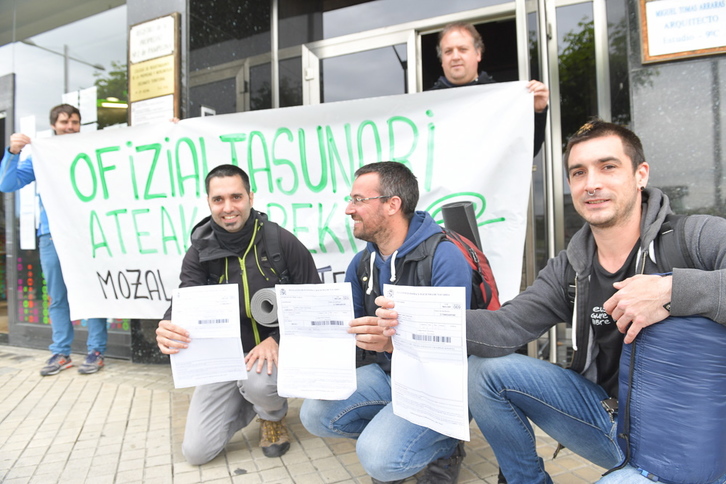 EHEko kideak Euskarabideko atarian. (Idoia ZABALETA/ARGAZKI PRESS)