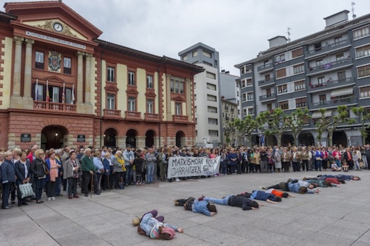 Elkarretaratzea Eibarko Untzaga plazan. (Juanan RUIZ/ARGAZKI PRESS)