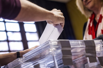 Un ciudadano deposita su voto durante la consulta de marzo en Bermeo. (Aritz LOIOLA | ARGAZKI PRESS)