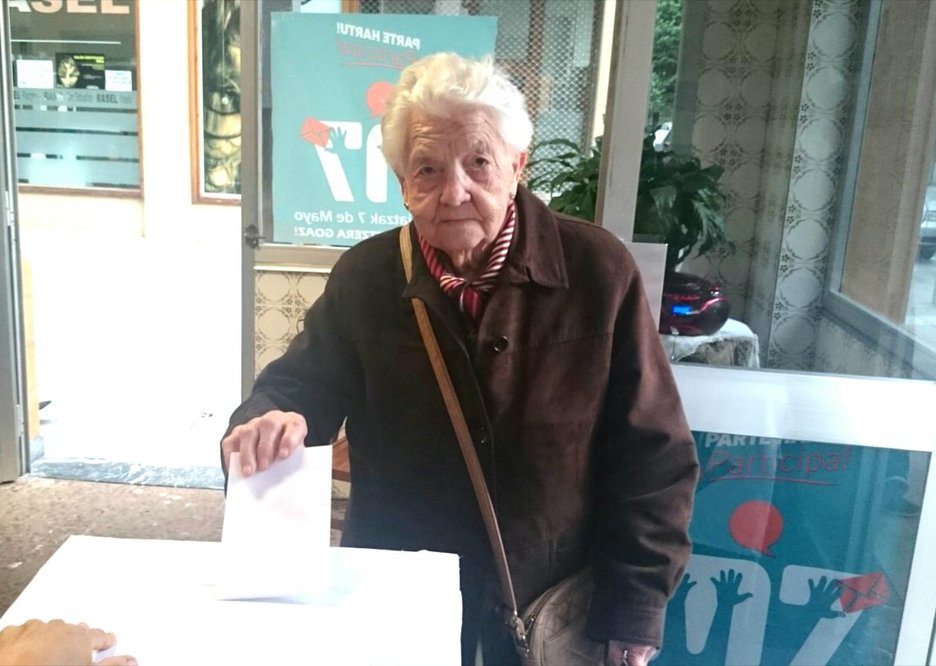 Zornotzan Eusebi Batiz 94 urteko emakumea botoa ematen.