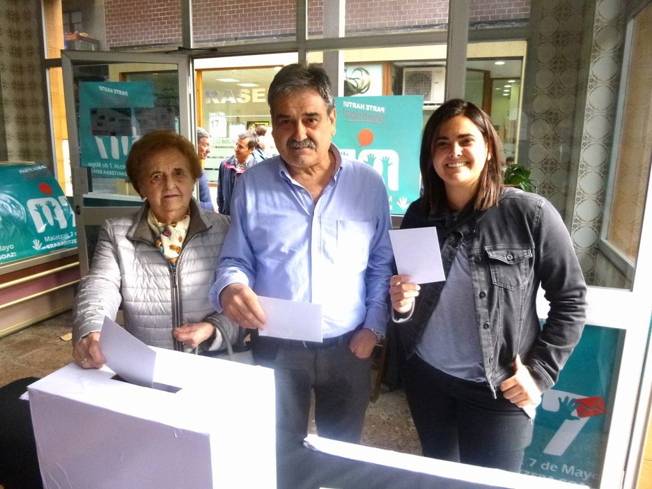 Cristina Otxandategi, Alberto bere semea eta Ainhoa biloba Zornotzan botoa ematen. 