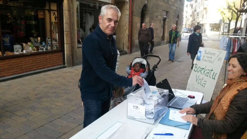 Xabier Euzkitze botoa ematen Zarautzen.