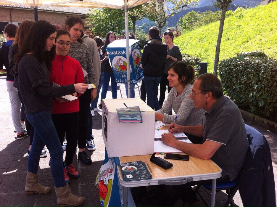 Elgoibarren aurretizko botoa emateko zain jendea.