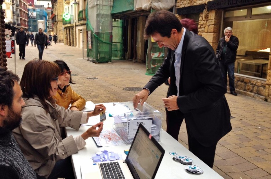 Juanjo Alvarez botoa ematen Zarautzen.