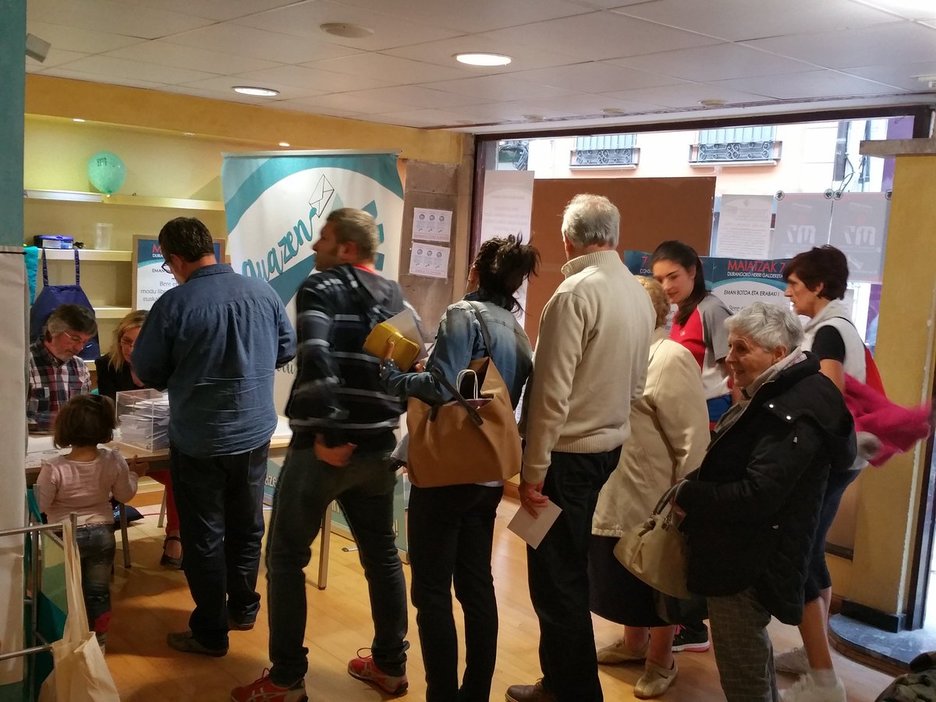 Botoa emateko ilarak sortu dira herri batzutan, Durangon adibidez.