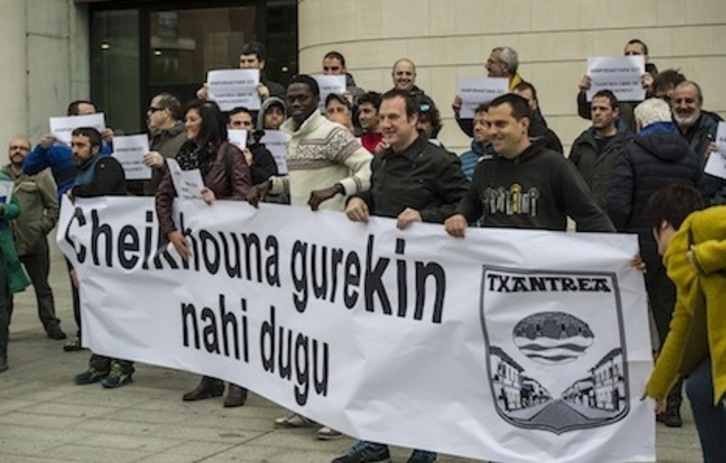 Concentración solidaria con Cheikhouna ante los juzgados de Iruñea.