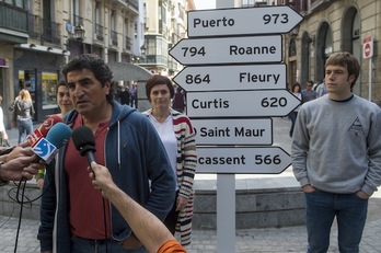 Espetxeetarako martxak eta omenaldiak aurkezteko Bilbon agerraldia egin du Kalera Kalera dinamikak. (Luis JAUREGIALTZO/ARGAZKI PRESS)