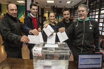 Concejales del Ayuntamiento de Bermeo votan durante la consulta celebrada en su municipio. (Aritz LOIOLA | ARGAZKI PRESS)