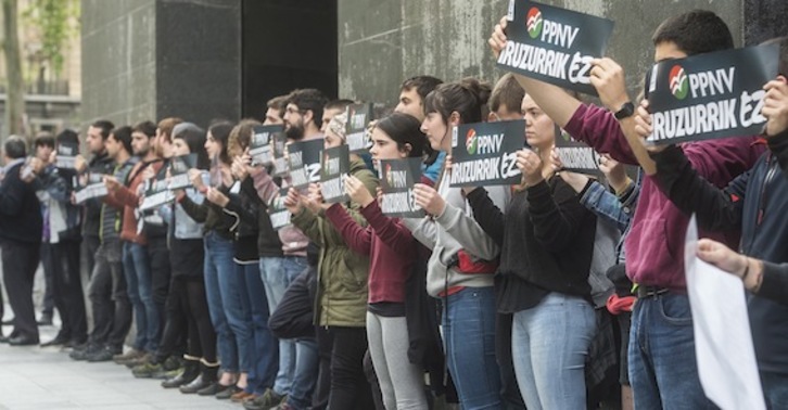 Sabin Etxearen atarian egin du elkarretaratzea Ernai antolakundeak. (Luis JAUREGIALTZO/ARGAZKI PRESS)