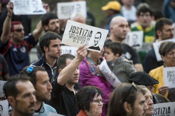Un cartel reclama justicia para Iñigo Cabacas durante una protesta. (Marisol RAMIREZ/ARGAZKI PRESS)