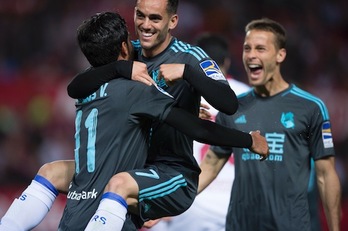 Los jugadores de la Real celebran el gol de Carlos Vela. (Jorge GUERRERO/AFP)