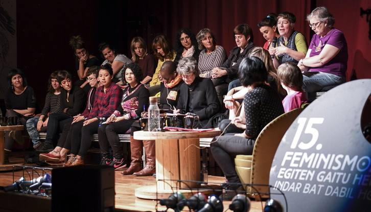 Mahai inguruarekin abiatu dituzte topaketa feministak. (Jagoba MANTEROLA/ARGAZKI PRESS)
