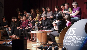 Mahai inguruarekin abiatu dituzte topaketa feministak. (Jagoba MANTEROLA/ARGAZKI PRESS)