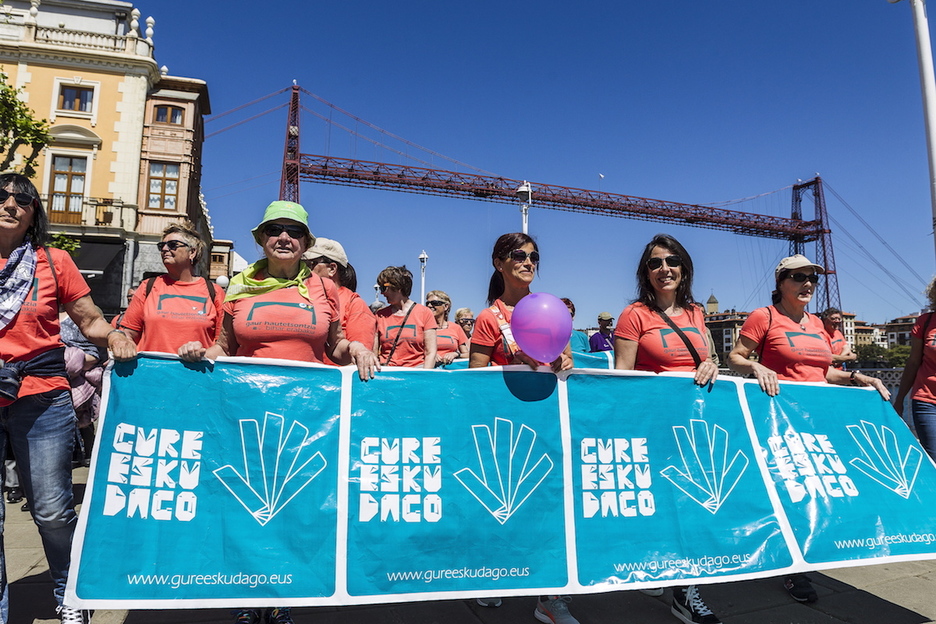 Bizkaia zubiaren inguruan herritarrak eguerdiko ekimenean. Bizkaia zubiaren inguruan herritarrak eguerdiko ekimenean.