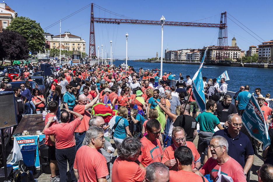 Jendetza batu da jai giroan eguerdian. Jendetza batu da jai giroan eguerdian.