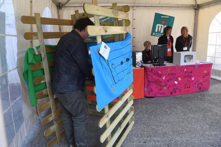 Hauteslekuak eraikitzeko irudimena erabili dute antolatzaileek. Hauteslekuak eraikitzeko irudimena erabili dute antolatzaileek.