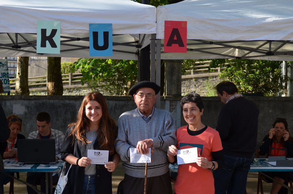 Generazio ezberdinak bat eginda galdeketan parte hartzen. Generazio ezberdinak bat eginda galdeketan parte hartzen.