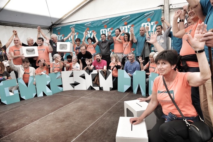 Aurretik galdeketak egin dituzten herrietako ordezkariak igo dira oholtzara Durangon. (ARGAZKI PRESS)