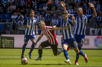 Lehiatua izan da derbia Mendizorrotzan. (Jaizki FONTANEDA/ARGAZKI PRESS)