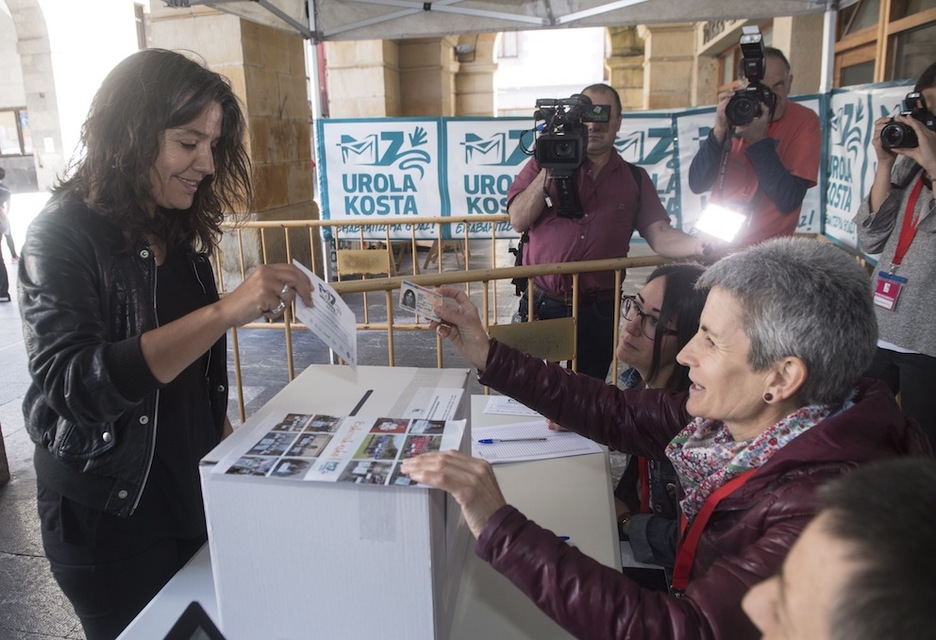 Anari musikariak Azkoitin eman du botoa. (Jon URBE/ARGAZKI PRESS) Anari musikariak Azkoitin eman du botoa. (Jon URBE/ARGAZKI PRESS)