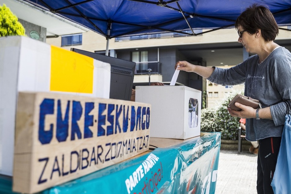 Zaldibarren botoa ematen. (Aritz LOIOLA/ARGAZKI PRESS) Zaldibarren botoa ematen. (Aritz LOIOLA/ARGAZKI PRESS)