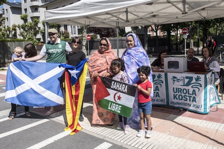 Zarautzen bizi den eskoziar bat eta saharar familia bat. (Gorka RUBIO/ARGAZKI PRESS) Zarautzen bizi den eskoziar bat eta saharar familia bat. (Gorka RUBIO/ARGAZKI PRESS)
