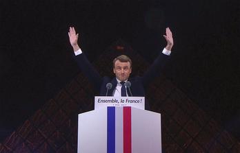 Macron celebra su victoria ante el Louvre. (AFP)