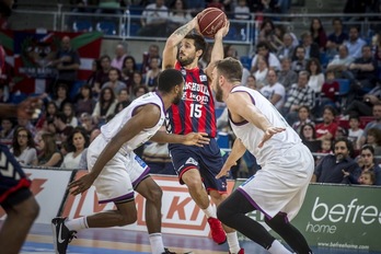 Un momento del partido entre Baskonia y Unicaja. (Jaizki FONTANEDA/AFP)