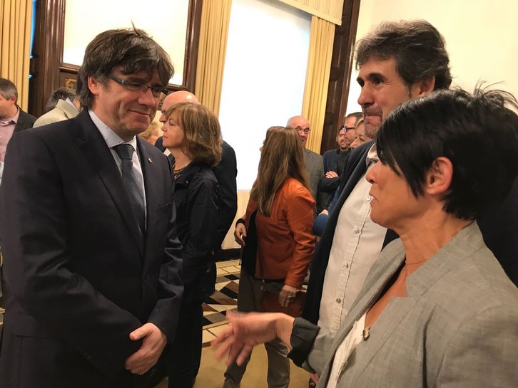 El president catalán, Carles Puigdemont, con los parlamentarios de EH Bildu Pello Urizar y Maddalen Iriarte. (@EHBildu)