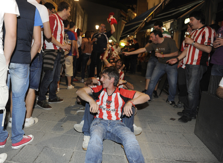 Aficionados del Athletic en Bucarest. (Monika DEL VALLE / ARGAZKI PRESS)