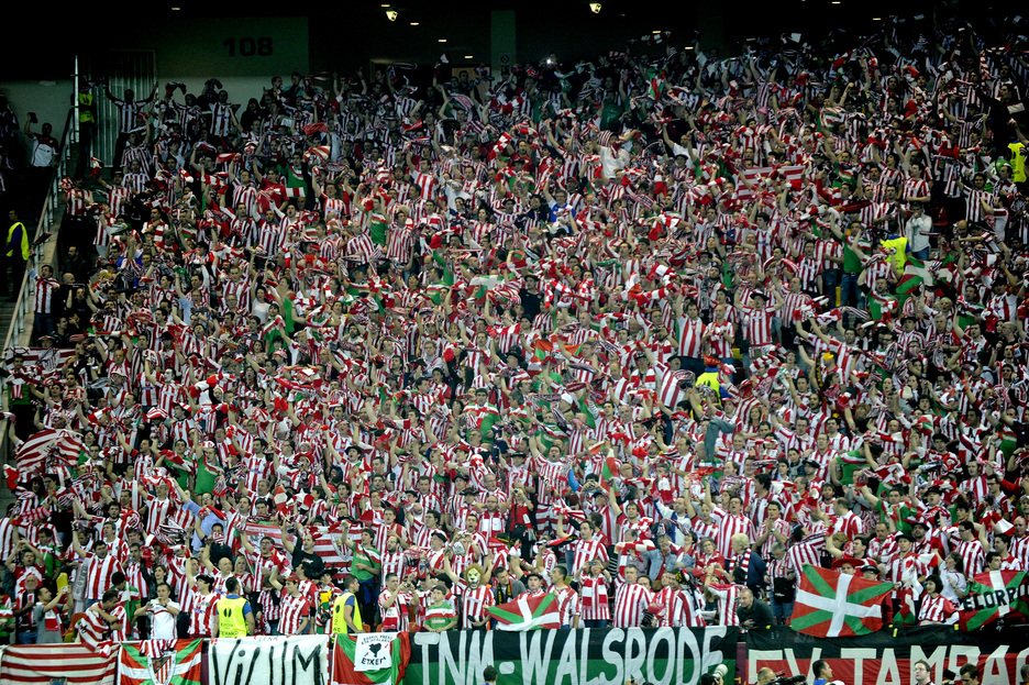 Grada de aficionados del Athletic en Bucarest. (Monika DEL VALLE / ARGAZKI PRESS)