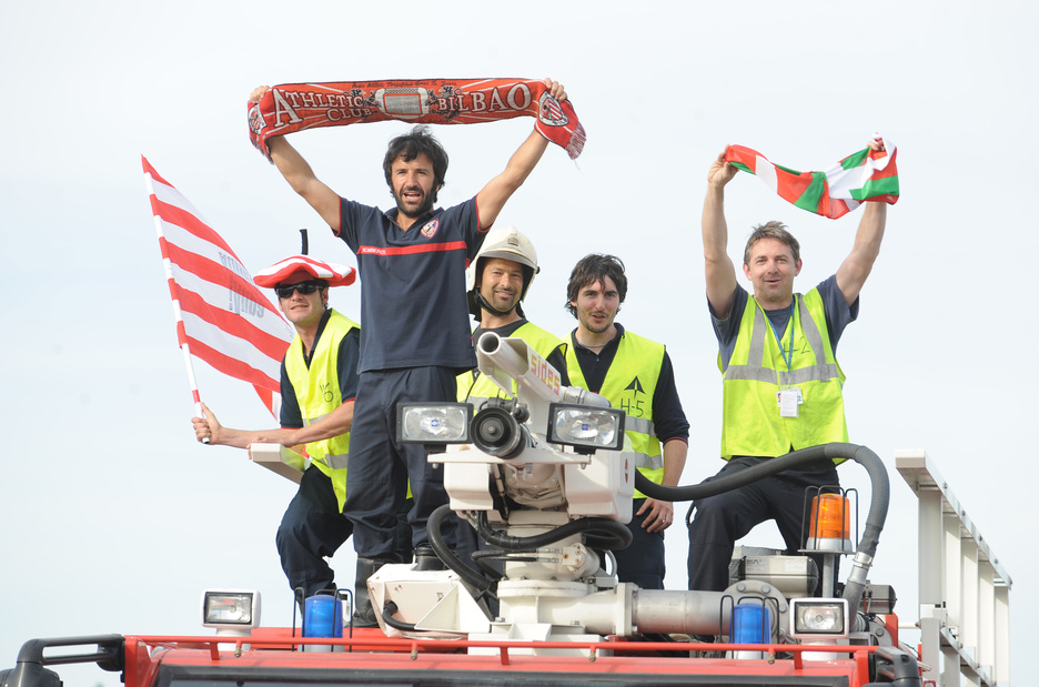 Bomberos de Bilbo animando al Athletic a su regreso a Euskal Herria tras la derrota. (Monika DEL VALLE / ARGAZKI PRESS)