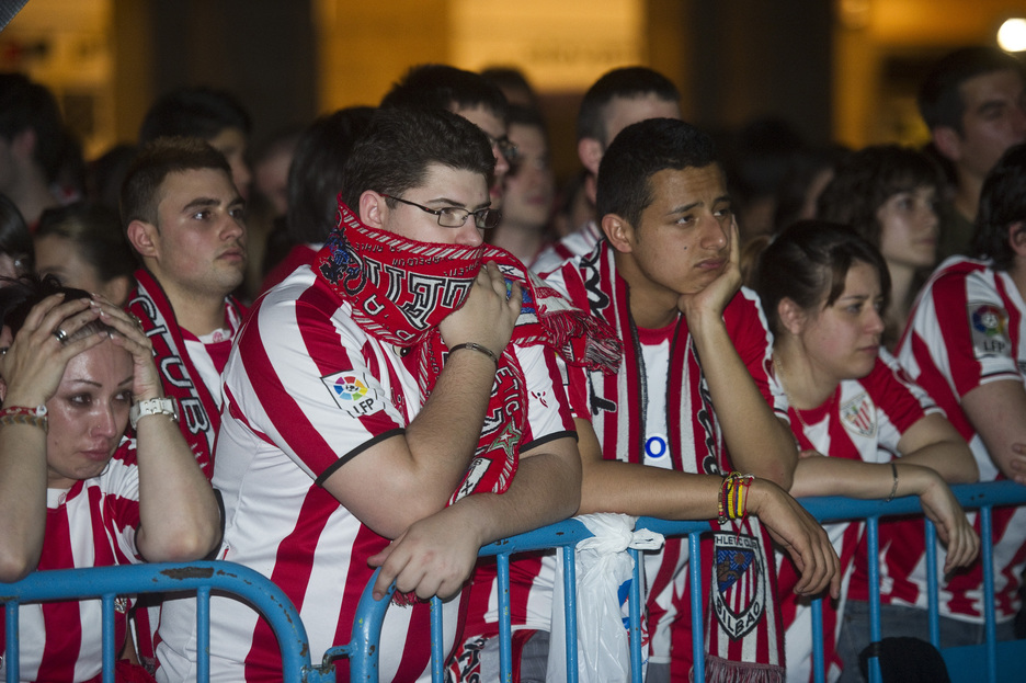Aficionados del Athletic en Bilbo llorando la derrota. (Luis JAUREGIALTZO / ARGAZKI PRESS)