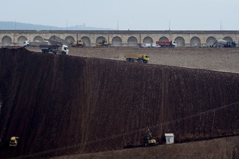 Obras del recrecimiento de Esa, en noviembre pasado. (Iñigo URIZ/ARGAZKI PRESS)