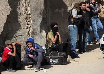 Damaskoko Barzeh auzoko matxinoak eta beraien senideak, ebakuazioaren zain. (Saria ABU ZAID/AFP)