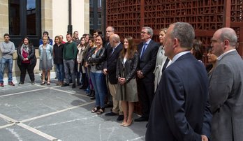 Forcadelli babesa adierazteko elkarretaratzea, Gasteizko Legebiltzarraren atarian. (@PVasco_EuskoL)