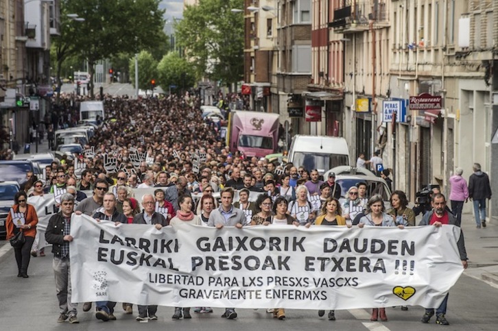 Gaixotasun larriak dituzten presoen askatasuna aldarrikatu zuten milaka lagunek larunbatean Gasteizen. (Jaizki FONTANEDA/ARGAZKI PRESS)