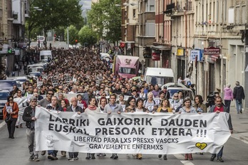 Gaixotasun larriak dituzten presoen askatasuna aldarrikatu zuten milaka lagunek larunbatean Gasteizen. (Jaizki FONTANEDA/ARGAZKI PRESS)