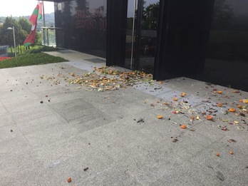 Ernai realizó pintadas y arrojó basura a la entrada de la sede del Gipuzku Buru Batzar del PNV. (EAJ-PNV)