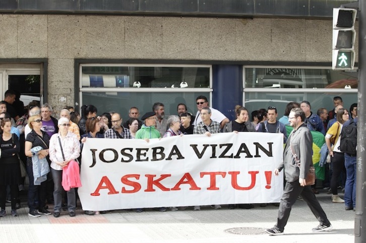 Concentración ante el consulado brasileño en Bilbo para demandar que Vizan no fuera extraditado. (Aritz LOIOLA/ARGAZKI PRESS)